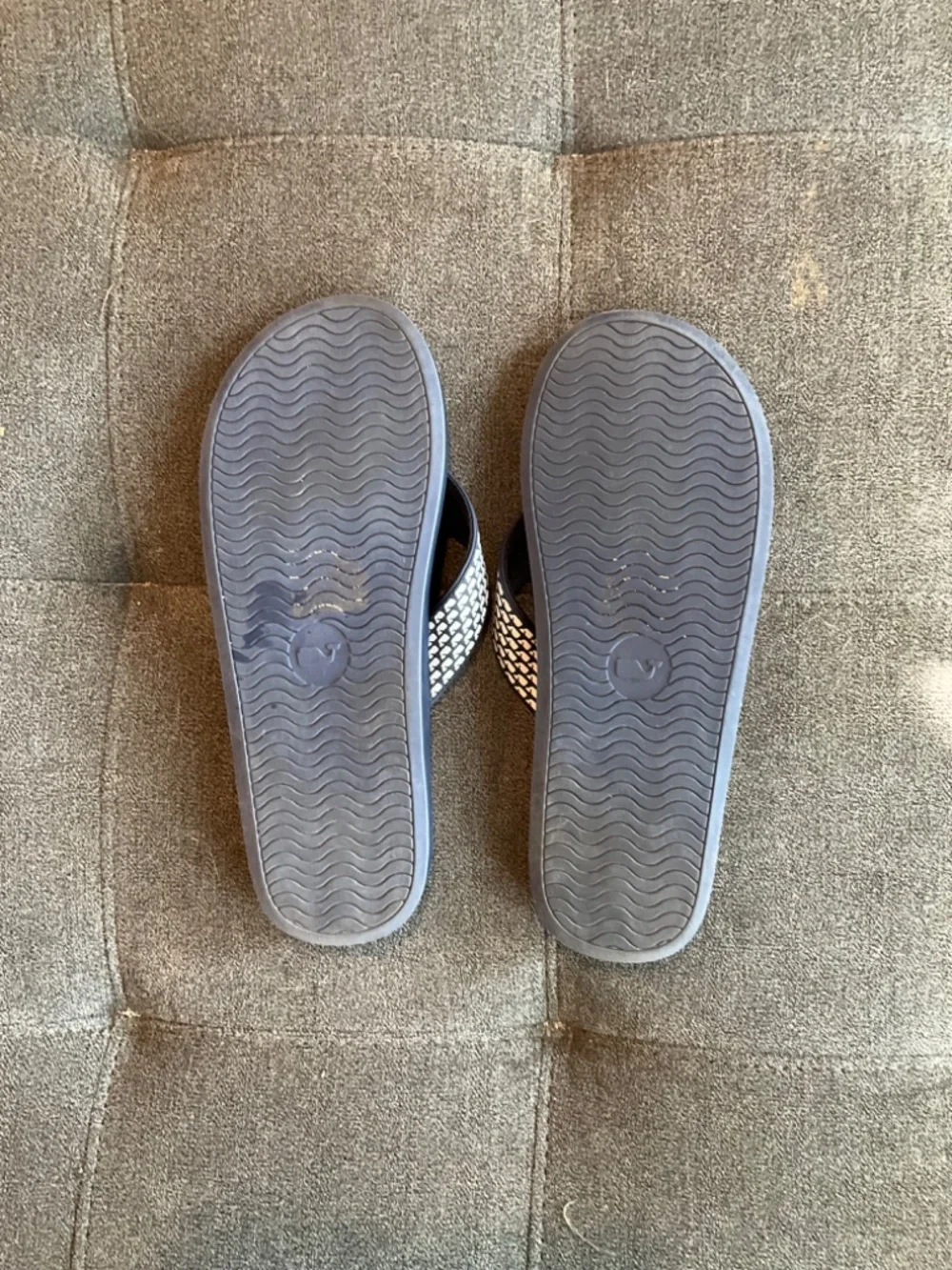 EUC Vineyard Vines Men's Micro Whale Classic Foam Flip Flops 11.5